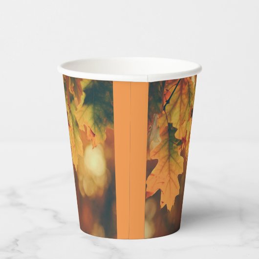 Rustikaler Herbst hinterlässt Papieraufnahmen Pappbecher (Rechts)