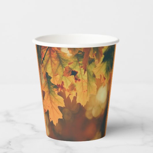 Rustikaler Herbst hinterlässt Papieraufnahmen Pappbecher (Vorderseite)