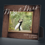 Rustikaler Herr & Mrs. Elegant Script Wedding Foto Fotoplatte<br><div class="desc">Dieses Design verfügt über ein rustikales Holzrahmen aus Imitat und einen eleganten Schriftzeichen. Klicken Sie auf die Schaltfläche Anpassen, um den Text flexibler zu gestalten. Variationen dieses Designs, verschiedene Papiertypen sowie koordinierende Produkte sind in unserem Shop unter zazzle.com/store/doodlelulu erhältlich. Kontaktieren Sie uns, wenn Sie dieses Design für ein bestimmtes Produkt...</div>