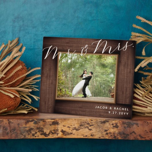 Rustikaler Herr & Mrs. Elegant Script Wedding Foto Fotoplatte (Seite)