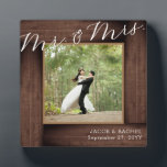 Rustikaler Herr & Mrs. Wedding Elegant Script Foto Fotoplatte<br><div class="desc">Dieses Design zeichnet sich durch einen rustikalen Holzrahmen aus Imitat aus. Klicken Sie auf die Schaltfläche Anpassen, um den Text flexibler zu gestalten. Variationen dieses Designs, verschiedene Papiertypen sowie koordinierende Produkte sind in unserem Shop unter zazzle.com/store/doodlelulu erhältlich. Kontaktieren Sie uns, wenn Sie dieses Design für ein bestimmtes Produkt verwenden möchten,...</div>