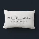 Rustikaler Herr und Frau Newlywed Wedding Gift Lendenkissen<br><div class="desc">Machen Sie den Neuvermählten ein unvergessliches Geschenk mit diesem Kalligraphie-Schriftart mit Herzbukett,  mit einem Burlap-Effekt-Hintergrund. Einfache Personalisierung mit Namen und Datum der Wahl.</div>