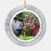 Rustikaler Hirsch bucht unsere erste Weihnachtsfam Keramik Ornament (Hinten)
