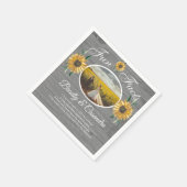 Rustikaler Hochzeitsspass Sonnenblume Grau Wood Na Serviette (Ecke)