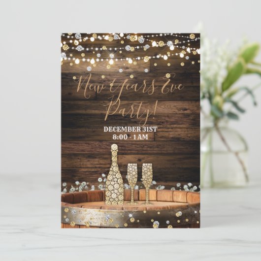 Rustikaler Holzbarrel Lights Champagner Silvester Einladung (Stehend Vorderseite)