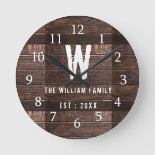Rustikaler hölzerner mit Monogramm Familienname Runde Wanduhr