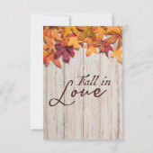 Rustikaler Holzfall in Herbstlauben der Liebe RSVP Karte (Rückseite)