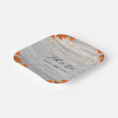 Rustikaler Holzfall in Liebe-Streichellichtquälen Pappteller (Gewinkelt)