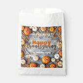 Rustikaler Holzfall Pumpkins und Blätter Erntedank Geschenktütchen (Vorderseite)