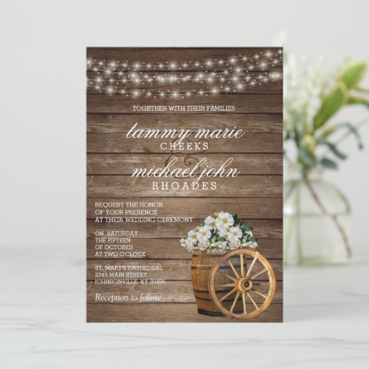 Rustikaler Holzfass und weiße Blume Einladung (Stehend Vorderseite)