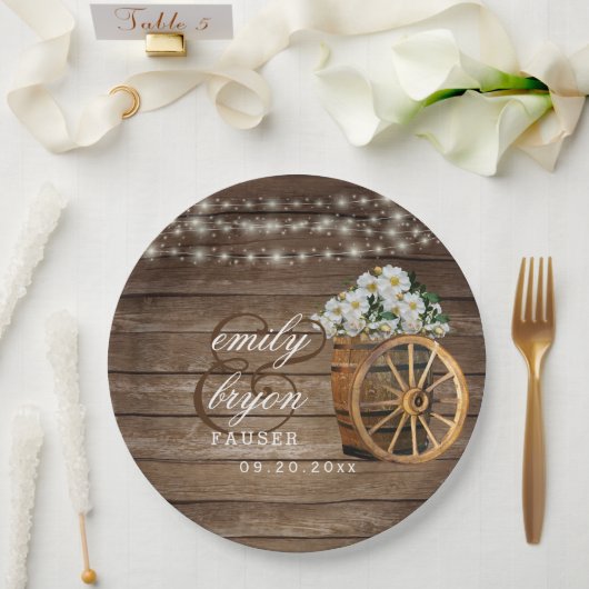 Rustikaler Holzfass und weiße Blume Pappteller (Hochzeit)