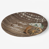 Rustikaler Holzfass und weiße Blume Pappteller (Schrägansicht)