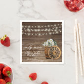 Rustikaler Holzfass und weiße Blume Serviette (Beispiel)