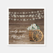 Rustikaler Holzfass und weiße Blume Serviette (Vorderseite)