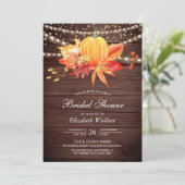 Rustikaler Holzherbst hinterlässt Pumpkin-Brautpar Einladung (Stehend Vorderseite)