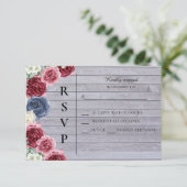 Rustikaler Holzhintergrund mit Blume RSVP Karte (Stehend Vorderseite)