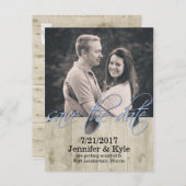 Rustikaler Holzschaum zum Hochzeitsdatum speichert Ankündigungspostkarte (Vorne/Hinten)