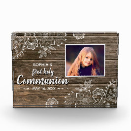 Rustikaler Holzschnitt erster heiliger Foto