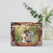 Rustikaler Holzstrahl leuchtet Save the Date Rückt Ankündigungspostkarte (Stehend Vorderseite)