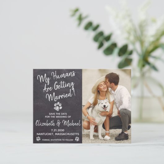Rustikaler Hund Hochzeit Save the Date Ankündigungspostkarte (Stehend Vorderseite)