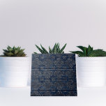Rustikaler Indigodamast auf geschliffenem Holz Fliese<br><div class="desc">Einzigartig dekoratives Fliesendesign mit Vintagem,  weißem Damast-Muster auf einem kratzerten Holzhintergrund.</div>