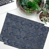 Rustikaler Indigodamast auf geschliffenem Holz Seidenpapier