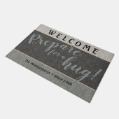 Rustikaler Individuelle Name "Prepare for a Hug" W Fußmatte (Schrägansicht)