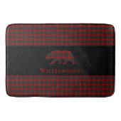 Rustikaler Karierter Monogramm-Bär | Buffalo Red B Badematte (Vorderseite)