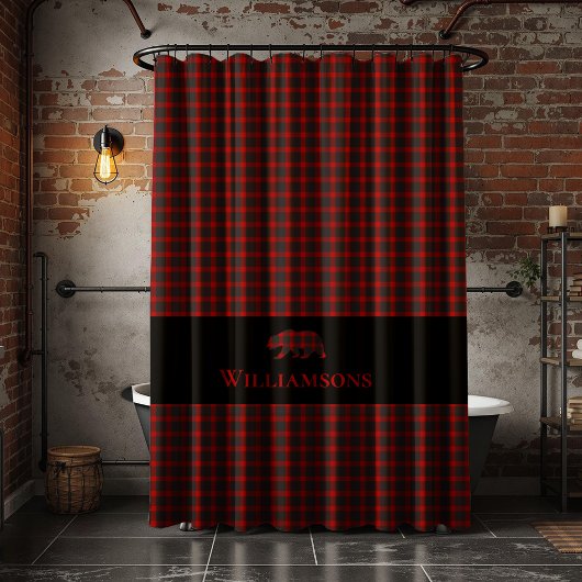 Rustikaler Karierter Monogramm-Bär | Buffalo Red B Duschvorhang