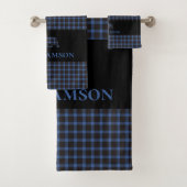 Rustikaler Karierter Monogramm-Bär | Schwarzes Bla Badhandtuch Set (Insitu)