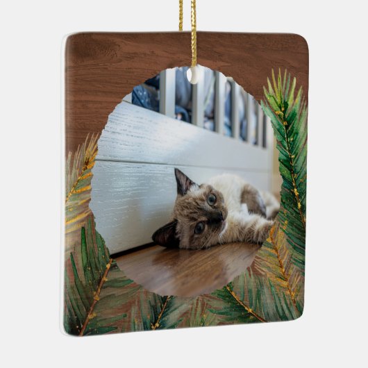 Rustikaler Kiefernzweig Pet's erster Weihnachtssaf Keramikornament (Rechts)