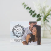 Rustikaler Kranz | Kalligrafisches Foto Save the D Ankündigungspostkarte (Stehend Vorderseite)