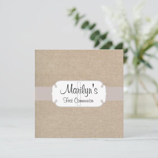 Rustikaler Lachs und Beige Burlap Erste Kommune Einladung (Stehend Vorderseite)