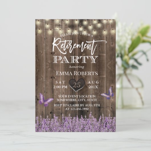 Rustikaler Lavendel Vintage Holzruhestand Einladung (Stehend Vorderseite)