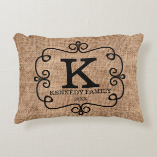Rustikaler Leinwand-Familienname mit Monogramm Dekokissen