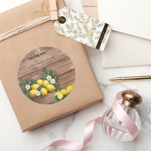 Rustikaler Lemon Basket Moderne Niedliche Babydusc Runder Aufkleber (Schenken)