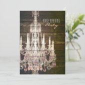 Rustikaler lila Kronleuchter aus Barnholz Einladung (Stehend Vorderseite)