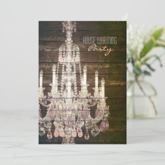 Rustikaler lila Kronleuchter aus Barnholz Einladung (Stehend Vorderseite)