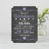 Rustikaler Lila, weißer Chalkboard-Junggeselinnen- Einladung (Stehend Vorderseite)