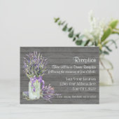 Rustikaler Mason Jar Lace in Lavender Floral Einladung (Stehend Vorderseite)