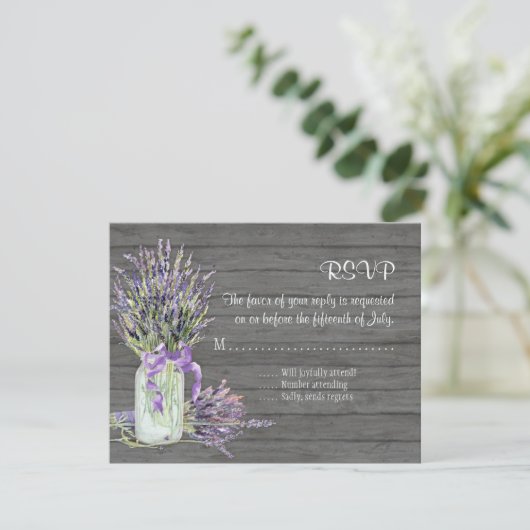 Rustikaler Mason Jar Lace in Lavender Floral RSVP Karte (Stehend Vorderseite)