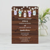 Rustikaler Mason Jar mit lichtdurchfluteter Hochze Einladung (Stehend Vorderseite)