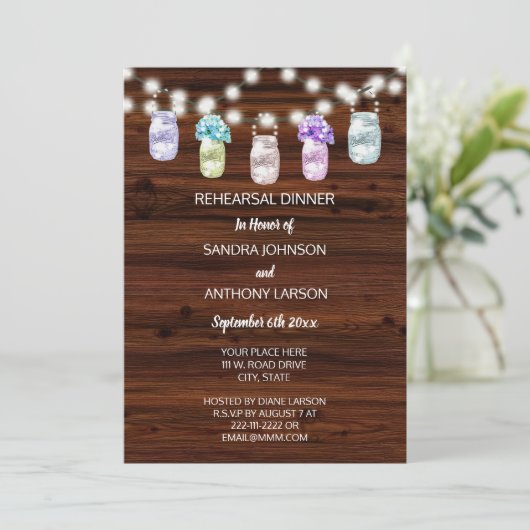 Rustikaler Mason Jar mit lichtdurchfluteter Hochze Einladung (Stehend Vorderseite)