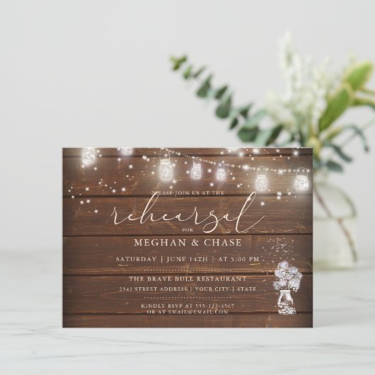 Rustikaler Mason Jar String Lights the BarefootBri Einladung (Stehend Vorderseite)