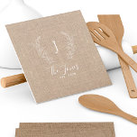 Rustikaler mit Monogramm Familienname Fliese<br><div class="desc">Eigener Lorrel mit Monogramm Familienname und etablierte Jahr elegant elegante rustikale Bauernhaus Stil dunkelbeige Burlap Jute und weiße Skript Template Keramik Fliesen.        Ein modernes Sake-Geschenk oder Wohngestaltung für Hochzeiten,  Jubiläen,  Hauswärme,  familiäre Wiedersehen,  Erntedank,  Weihnachten oder andere Anlässe.</div>