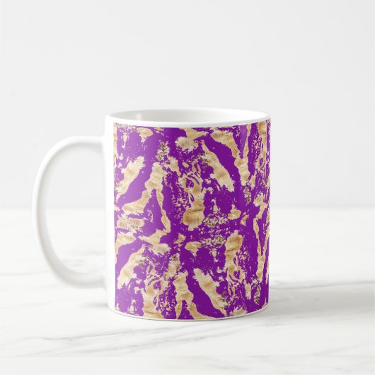 rustikaler Mit Monogramm Goldmarmor auf lila Kaffeetasse (Links)
