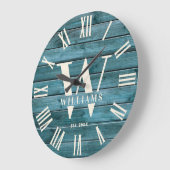 Rustikaler Monogram Driftwood-Familienname Große Wanduhr (Winkel)