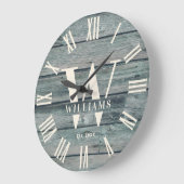 Rustikaler Monogram Driftwood-Familienname Große Wanduhr (Winkel)