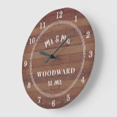 Rustikaler Mr. and Mrs Mit Monogramm Wedding Newly Große Wanduhr (Winkel)