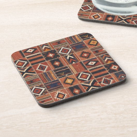 Rustikaler Patchwork-Kilim-Geometrie-Teppich Getränkeuntersetzer (Linke Seite)